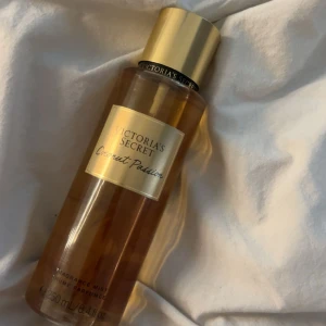 Victoria's Secret Coconut Passion mist - Fräsch body mist från Victoria's Secret i doften Coconut Passion. Flaskan är genomskinlig med guldig etikett och lock, rymmer 250 ml. Doften är söt och tropisk med tydliga toner av kokos och vanilj. Perfekt för dig som älskar somriga och exotiska dofter.