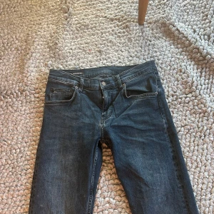 J.Lindberg jeans  - Snygga jeans i storleken 30/32. Använda 2-3 gånger och är i väldigt fint skick✅Ny pris ca 1200 kr men säljer för 450 kr! Kom gärna med frågor om ni är intresserade