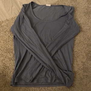 Blå långärmad tröja från Stories - En basic blå långärmad tröja från Stories i storlek M. Tröjan har rund halsringning och är tillverkad i mjukt bomullsmaterial.