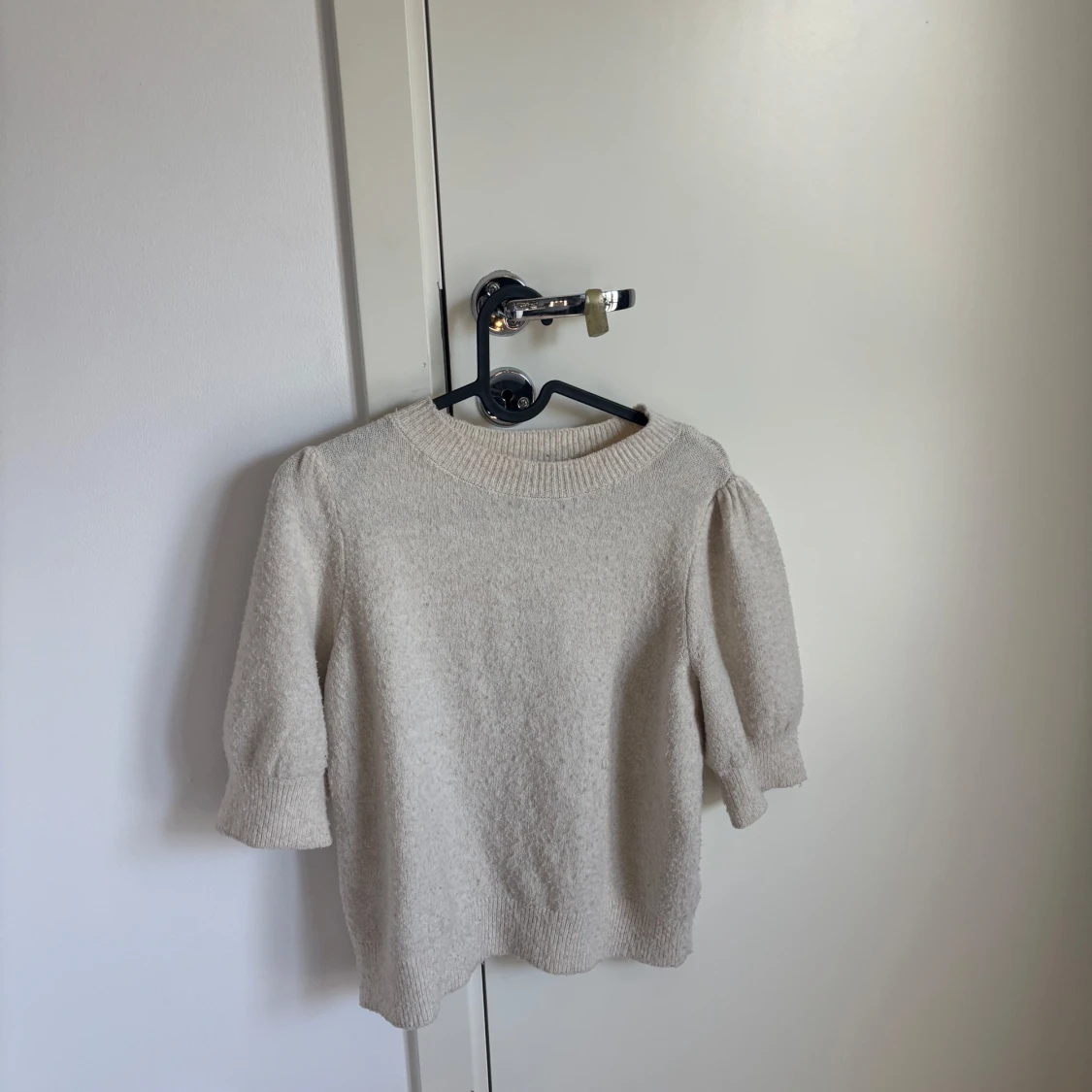 Beige stickad tröja med puffärm - 1