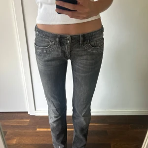 Diesel Jeans  - Grå lågmidjade jeans ifrån Diesel. Köpa här på Plick, endast använda någon gång av mig. I  bra skick. Jag är 175 cm för referens. 