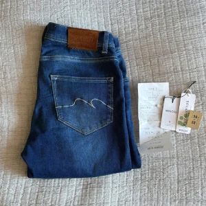 Minos jeans  - Säljer ett par jeans från märket minoss🌟| Mycket bra skick 9/10 | Liknar Jacob cohen i modellen | Storlek: 30/32 | Tags och kvitto ingår (köpta på stenströms) | Nypris: 2000kr | Hör av di vid minsta lilla fundering! | A&Wfashion 🙌🏻