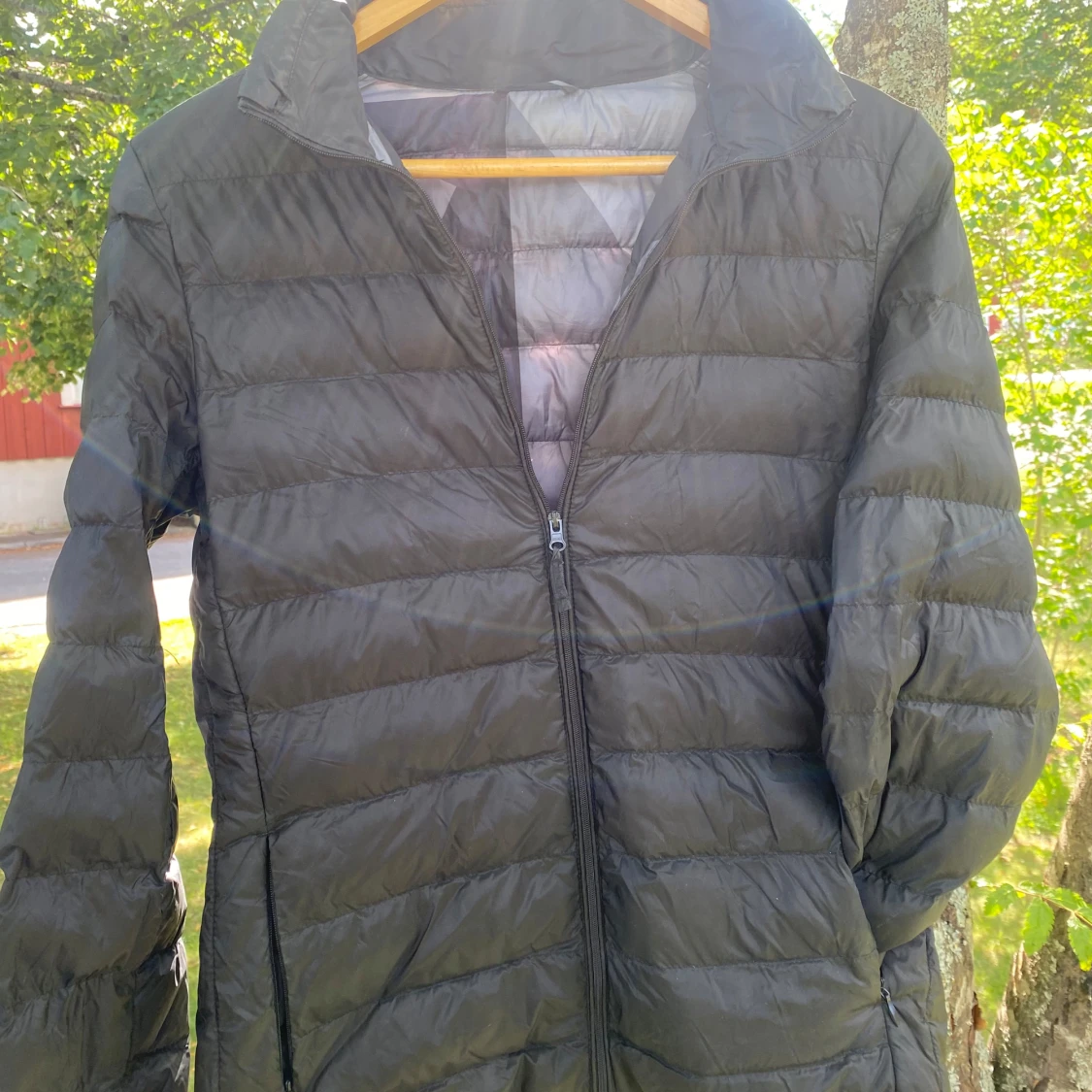 Svart dunjacka med dragkedja