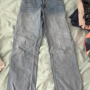 Ljusblå raka jeans från Monki - Säljer ett par ljusblå jeans från Monki i rak modell. Jeansen har klassisk femficksdesign, hög midja och är tillverkade i bomullsdenim. Perfekta för dig som gillar en avslappnad och tidlös look.