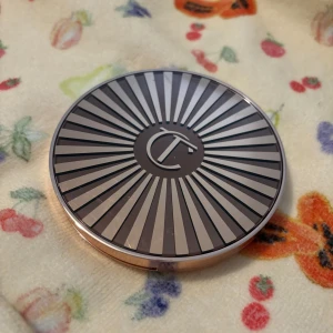 Charlotte Tilbury Sun-Kissed Glow Bronzer - Säljer en Charlotte Tilbury Beautiful Skin Sun-Kissed Glow Bronzer i färgen Medium. Aldrig använd 