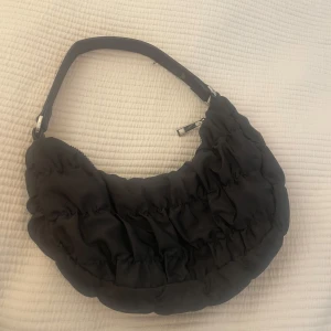 Svart handväska från Carin Wester  - Jag säljer en svart liten handväska från Carin Wester som är perfekt till stan då den har fack och en korthållare inbyggt i väskan. Den är oanvänd.Väskan kostade 500kr när jag köpte men jag säljer för 250kr. 