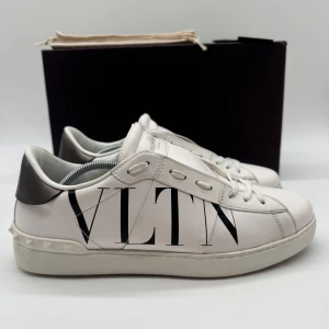 VALENTINO SNEAKERS - Valentino sneakers - Skick: 9/10 - Storlek 42 sitter som 43 - Tillbehör: Box - Nypris 7700kr - Deluxecloset 