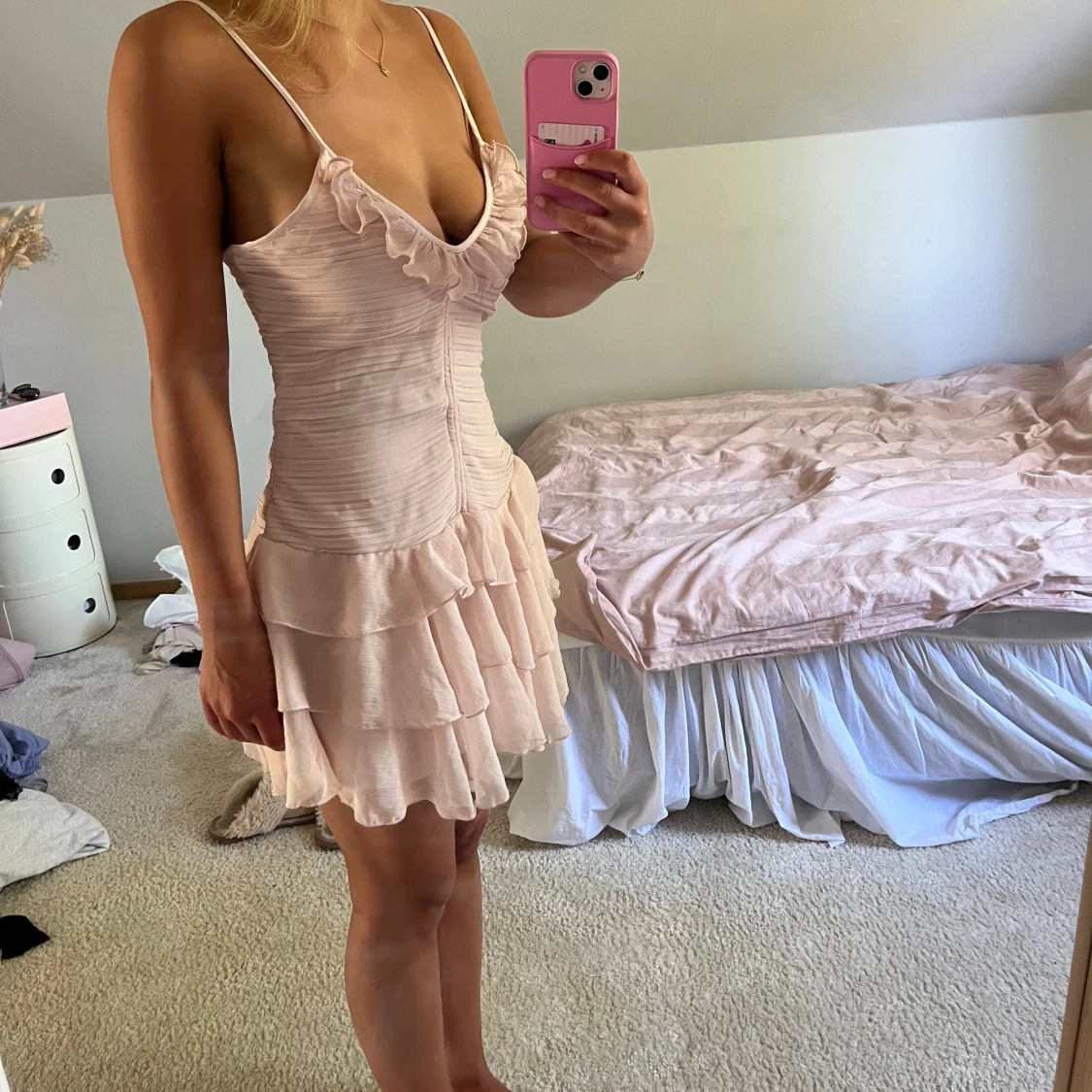 Ljusrosa volangklänning med smala axelband - 4