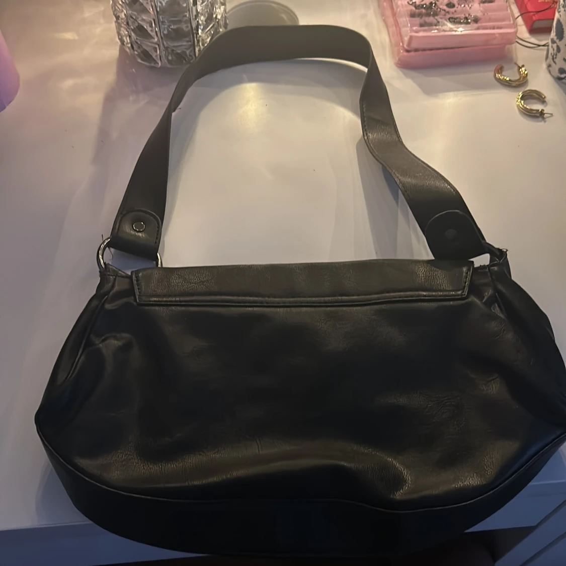 Svart axelväska med nitar - 1