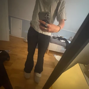 Grå t-shirt från 157 i storlek S - Basic t-shirt från lager 157, köpt på loppis så vet int hur mycket den har används men inga synliga difekter, skviv vid frågor ellr fler bilder, tryck gärna på köp direkt😛💕