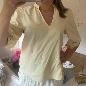 Ljusgul blus - Supersöt ljusgul blus med v-ringning. Aldrig använd🥰 Pris går att diskutera!
