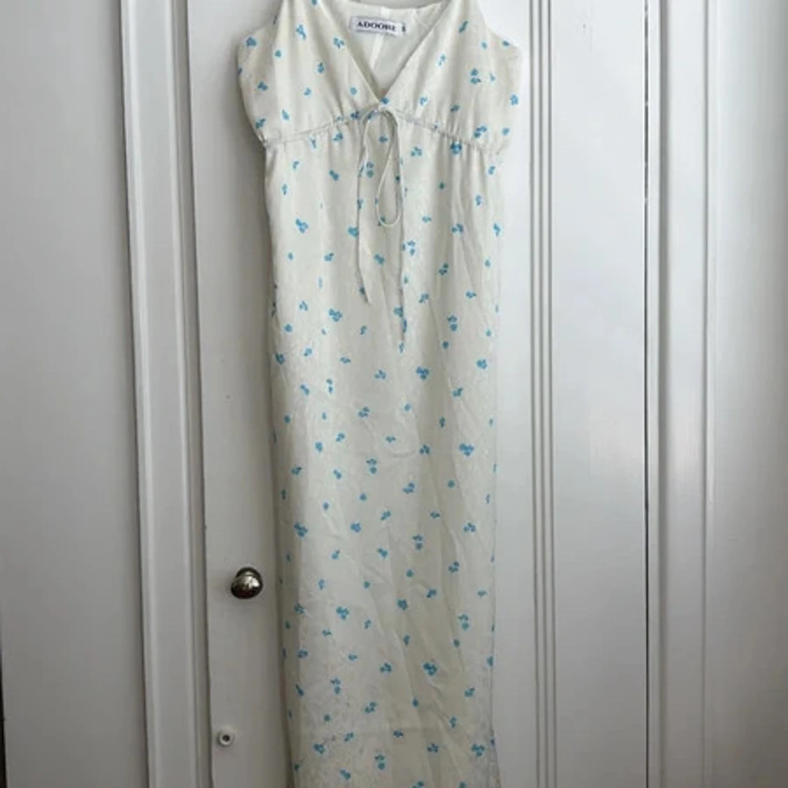 Vit långklänning med blå blommor från Adoore