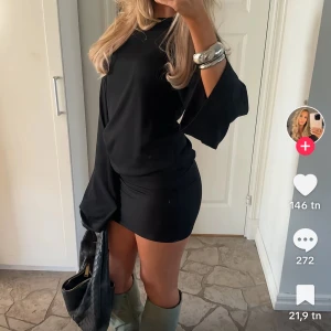 fine structure dress  - Supersnygg svart kortklänning från Nelly med  offshoulder och vida långa ärmar. Klänningen har en slim passform och är tillverkad i mjukt stretchigt material som sitter skönt. Perfekt att styla med boots och chunky smycken för en cool look den är helt ny säljer även en i m 