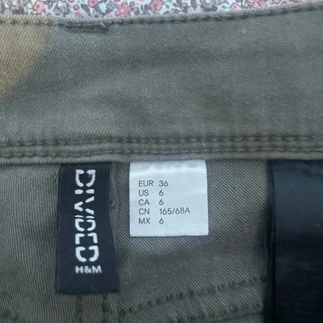 Olivgröna shorts från H&M Divided - 1