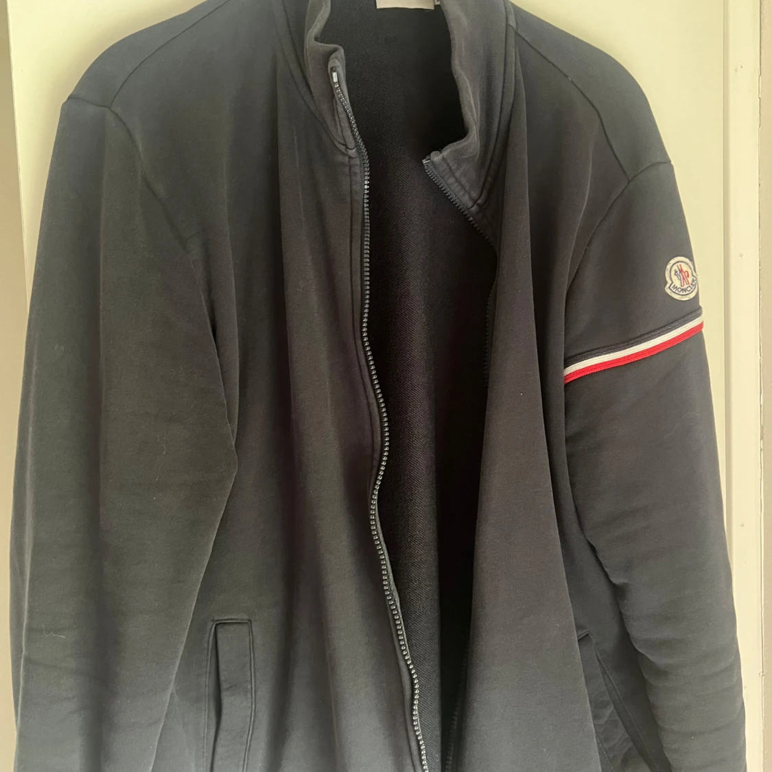 Marinblå Moncler jacka med dragkedja