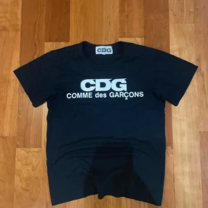 Comme des Garcons T-shirt  - Storlek s men är liten i storlek 10/10 skick. Är dock inte säker på storlek. Nog lite mindre än xs  