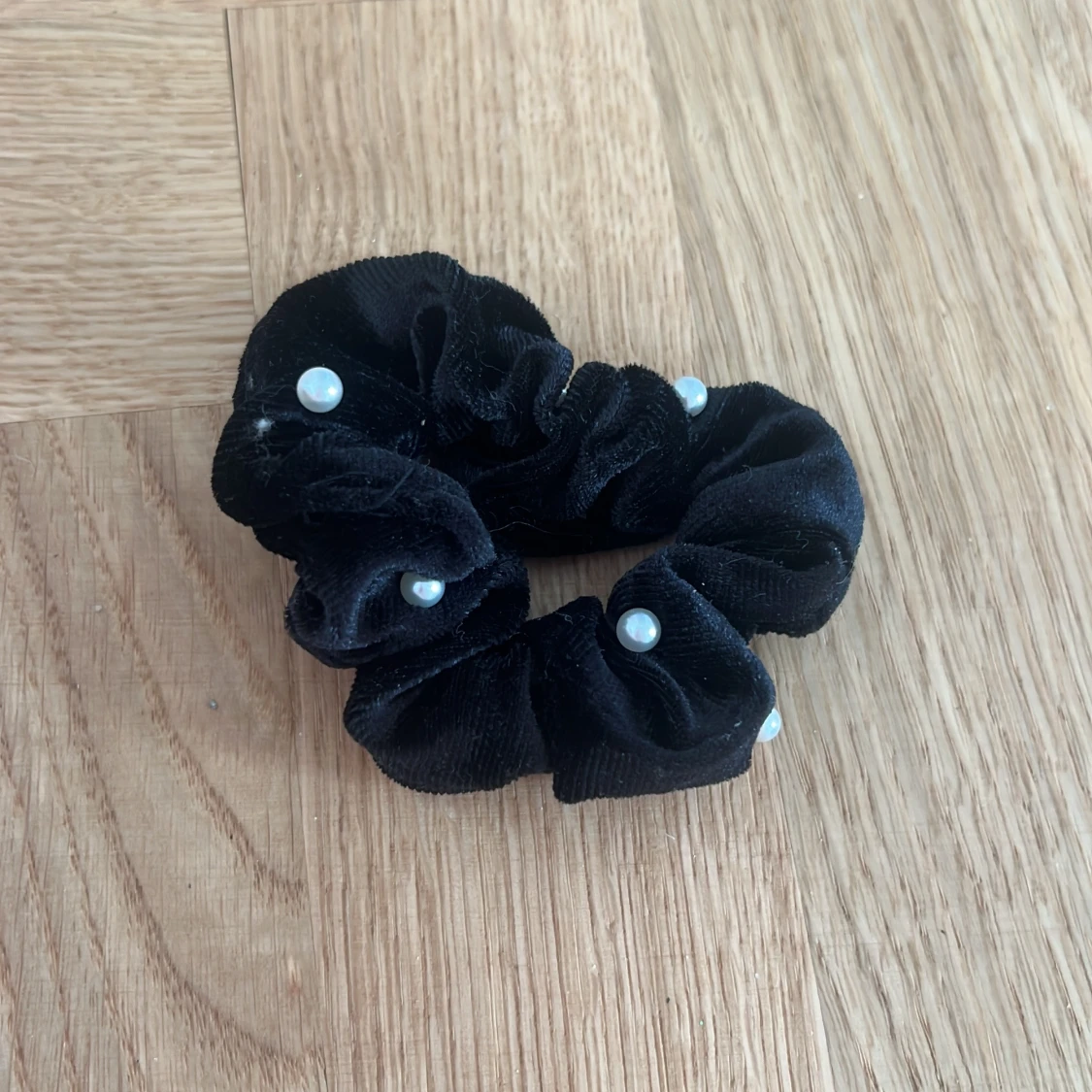 Svart scrunchie med pärlor