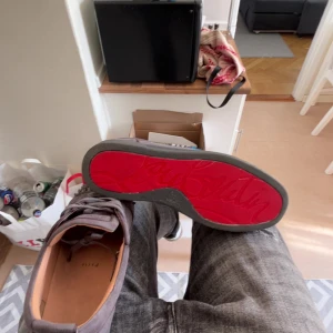 Christian Louboutin - Mörkgråa loubs i storlek 44, säljer då de är lite för små och inte kommer till användning. Bra skick o allt, pris e ej hugget i sten.