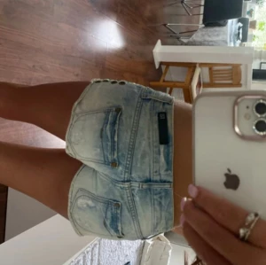 Ljusblå lowwaist mini jeansshorts - Snygga low waist mini jeansshorts i strl 36, midja:38. Kommer fler unika jeansshorts o kjolar så följ!!