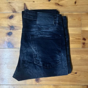 Svarta jeans från Dsquared2 - Dsquared2 | Storlek 33 | Skick 9/10 | Dm vid mer info, fraktar spårbart på kundens bekostnad 📦pris ej hugget i sten!
