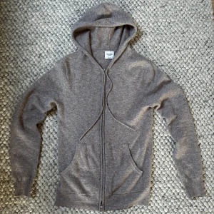 John Henric 100% Kashmir hoodie - Tja säljer nu denna riktigt sköna kashimr hoodien! | Storlek: Xs | Skick:9/10 knappast använd! | Nypris 2499kr! | Bara att höra av dig vid frågor eller vid fler bilder!