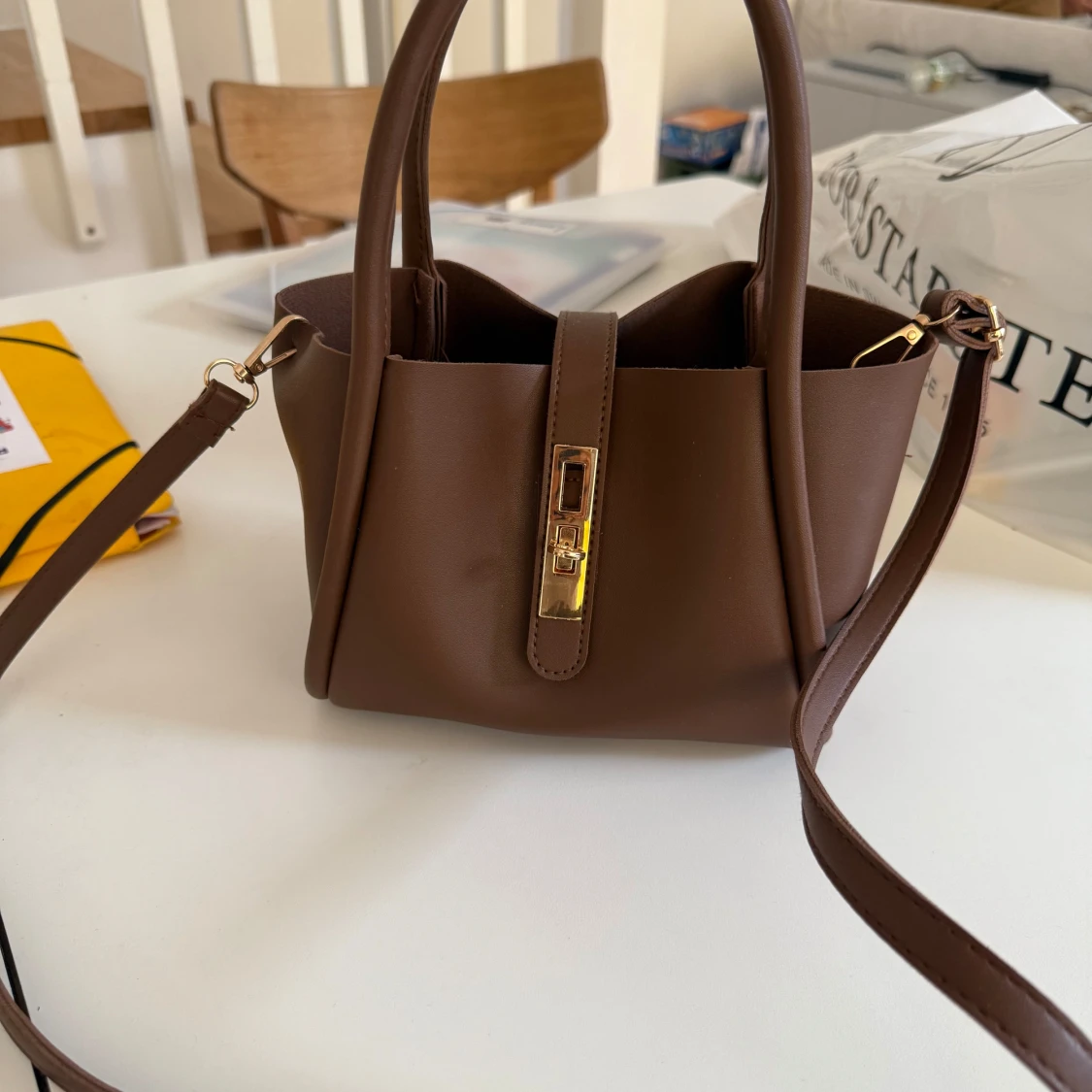 Brun handväska med axelrem