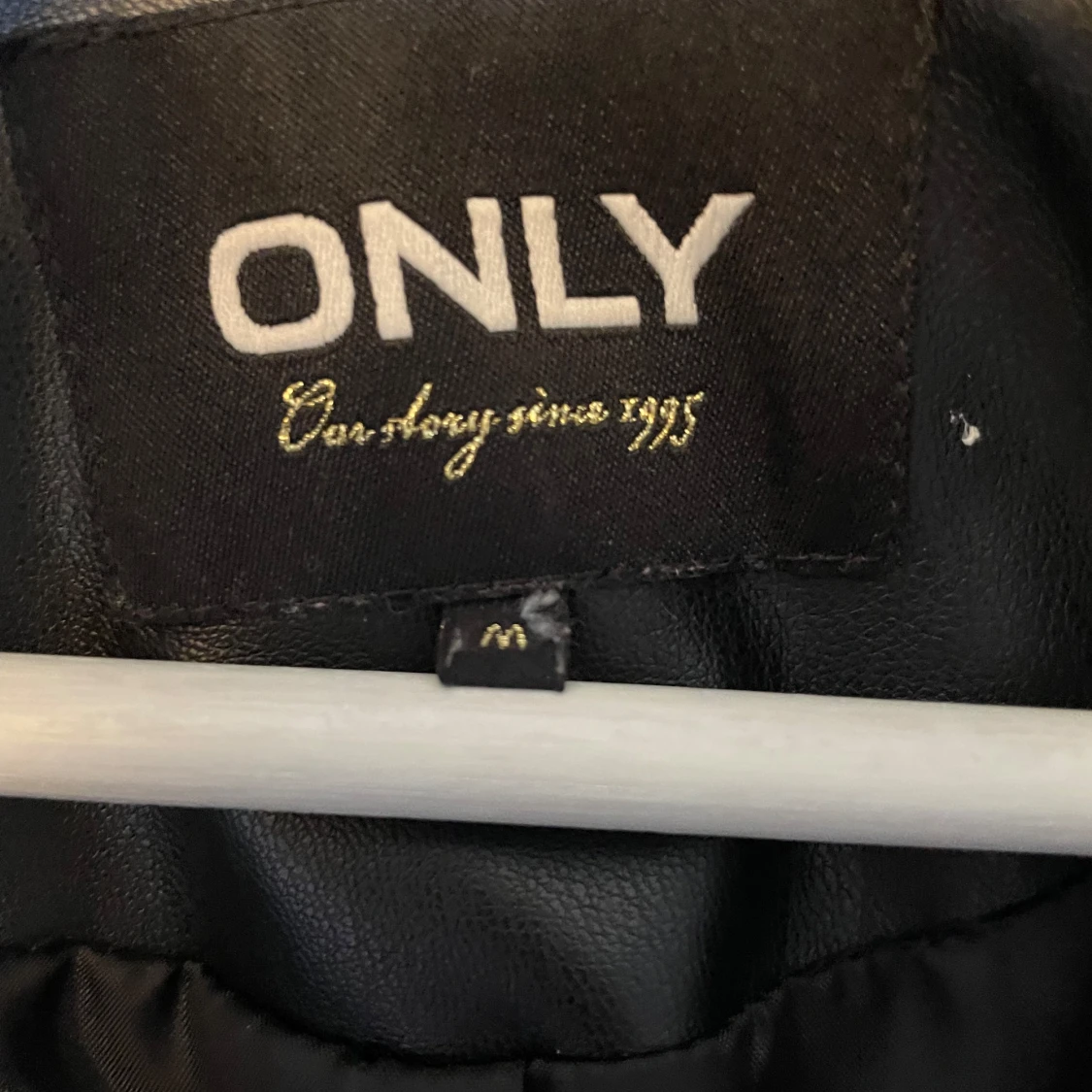 Svart skinnjacka från ONLY - 2