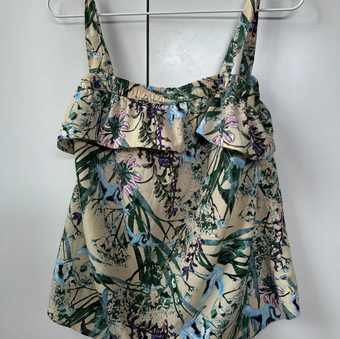 Blommig linne med volangdetalj