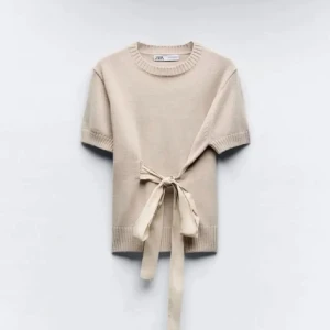 Beige kortärmad tröja från Zara - Säljer denna populära och eftertraktade tröjan från zara då den inte kommer till användning längre❤️ använd ett fåtal gånger❤️tveka inte på att höra av er, pris kan absolut diskuteras❤️strl M men passar mig som normalt har storlek xs❤️