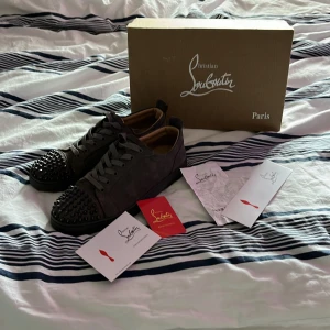 Louboutin skor - Tjena säljer dessa gråa loubs allt tillbehör kommer med kan gå ner i pris vid snabb äffär