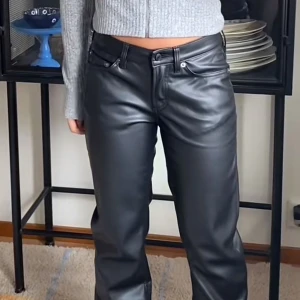 skinnbyxor  - Snygga svarta skinnbyxor ifrån lager 157! Köpta för 400 kr. Modell icon, lowrise flare. Aldrig använda. Byxorna har en klassisk design med knappar och dragkedja framtill.