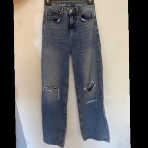 Flera jeans! - Jag säljer flera par jeans då dem har blivit för små. Första paret är från bikbok, använda ett fåtal gånger då jag köpte dem förra året. Strl 24/32. Andra paret är ifrån bershka, också i väldigt fint skick. Strl 34. Tredje paret är ifrån Monki, har två stycken par utav den som båda är i fint skick. Strl 24 på båda. Fjärde paret är ifrån Gina tricot, är helt kolsvarta i verkligheten. Strl 24. Femte paret är ifrån pieces, jätte fina och en rakare modell jämfört med dem andra som är vida. Strl25/32