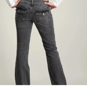 lågmidjade bootcut jeans - Snygga grå jeans med knappgylf och är perfekta för en avslappnad stil. De är tillverkade i ett slitstarkt material som ger en bekväm känsla hela dagen. låg midja o bootcut! 💞