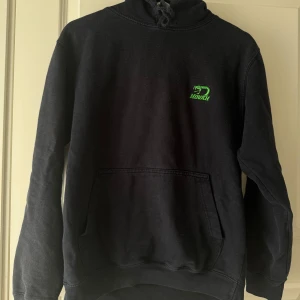  hov1 hoodie - Säljer en mörkblå hov1 hoodie i storlek S med en orm fram och kronan på ena ärmen. Perfekt till sommarens konserter. Har några defekter, Pris kan diskuteras💕
