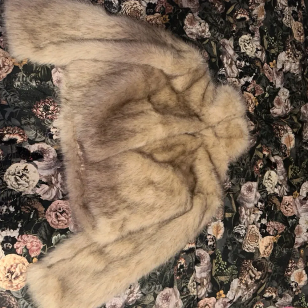 Säljer en lyxig beige pälsjacka från H&M. Jackan har en mjuk och fluffig yta med en glansig insida. Perfekt för att hålla sig varm och stilren under kyliga dagar. Passar utmärkt för en elegant look.. Takit.