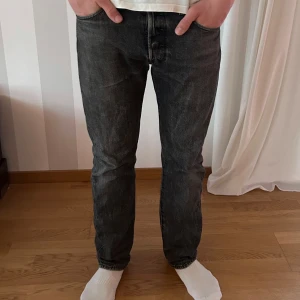 Levis 501 jeans W30 L30 - Säljer ett par svarta Levis jeans 501. Skick 8/10 lite slitna på baksidan av jeansen men annars i bra skick. Nypris: 1149 kr