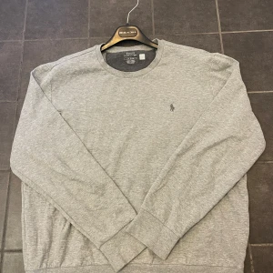 Ralph lauren tröja  - En Ralph Lauren tröja i storlek L herr. Köpt i butik i Stockholm för cirka en månad sen men inte kommit till användning. Använd cirka 5 gånger försiktigt. Nypris 1499, mitt pris 699. Passar mig som är 185 och väger cirka 73. 180 plus i cm skulle jag påstå! Priset är inte hugget i sten. Bara att skriva ifall ni har frågor! MVH Viktor! 