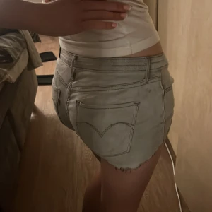 Grå jeansshorts från Levi's - Snygga Levis shorts i stl 27💗