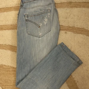 Dondup jeans - Tja! Säljer nu dessa snygga Dondup jeansen med slitningar. Skicket på jeansen är 9/10, inga fel eller defekter. Lappen på jeansen saknas men storleken är W29-30,  jeansen är även uppsydda så hör av dig vid mått och funderingar!