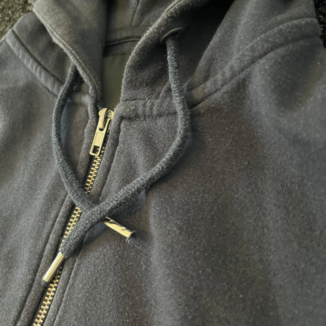 Mörkblå hoodie med dragkedja - 1