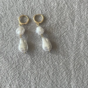 Guldörhängen med vita pärlor - Eleganta guldörhängen med två vita pärlor i olika storlekar. Perfekta för att ge en touch av lyx till din stil. Köpte för 179 men säljer för 59 💕💕🌸🦩