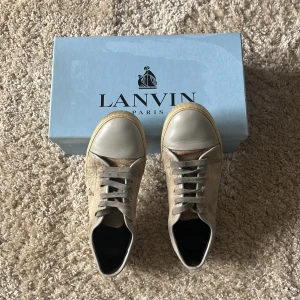  Lanvin 43-44 - Snygga gråa lanvins. Skorna har en ljus sula och är perfekta för en avslappnad look. De kommer i originalkartong. Kan diskutera pris. Perfekta för våren och sommaren. Skorna har små fläckar.