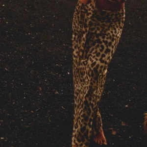 Leopardmönstrad kjol - Snygg leopardmönstrad kjol. Perfekta för att sticka ut med ett djärvt mönster.