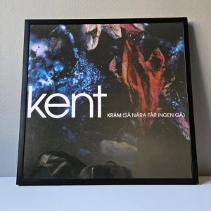 Kent - Albumaffisch, 31.5x31.5cm - Kent - Kräm (så nära får ingen gå) albumaffisch, 31.5x31.5cm   Helt ny - Passar bra i IKEAs tavelram Lomviken!  Tryckt på glossy 240gr papper  Skickas i papprulle - Ramen ingår inte!