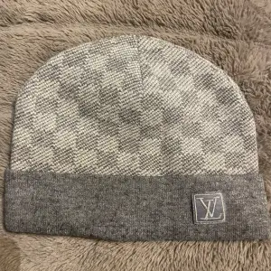 Snygg grå mössa perfekt för hösten skriv för mer bilder eller info 💕