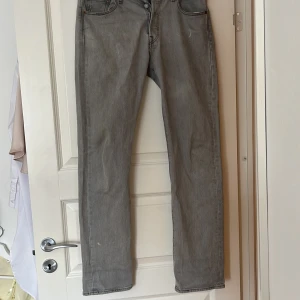 Grå Levis 501 jeans - Säljer ett par klassiska grå Levis 501 jeans. De har en rak passform och är tillverkade i slitstarkt denim. Perfekta för en avslappnad stil. 🕶️Notera missfärgningarna, därav priset.