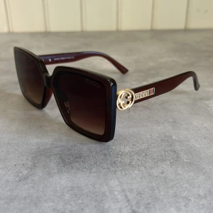 Gucci solglasögon - Snygga bruna solglasögon från Gucci med fyrkantig form, Perfekta nu inför sommaren.