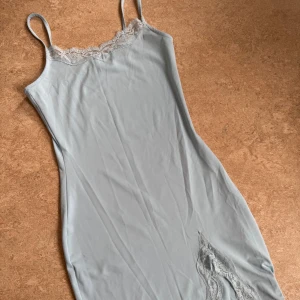 Ljusblå klänning med spetsdetaljer - Klänning med fina spetsdetaljer och smala axelband från Nelly 🩵