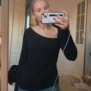 Svart topp - Snygg svart topp med cool detalj från H&M🖤🖤