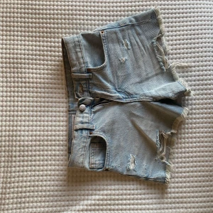 Ljusa jeansshorts från Zara - Säljer ett par ljusa jeansshorts från Zara med fransiga kanter och slitna detaljer.  Sitter som en xs/xxs. Skriv för mått eller fler bilder💕💕
